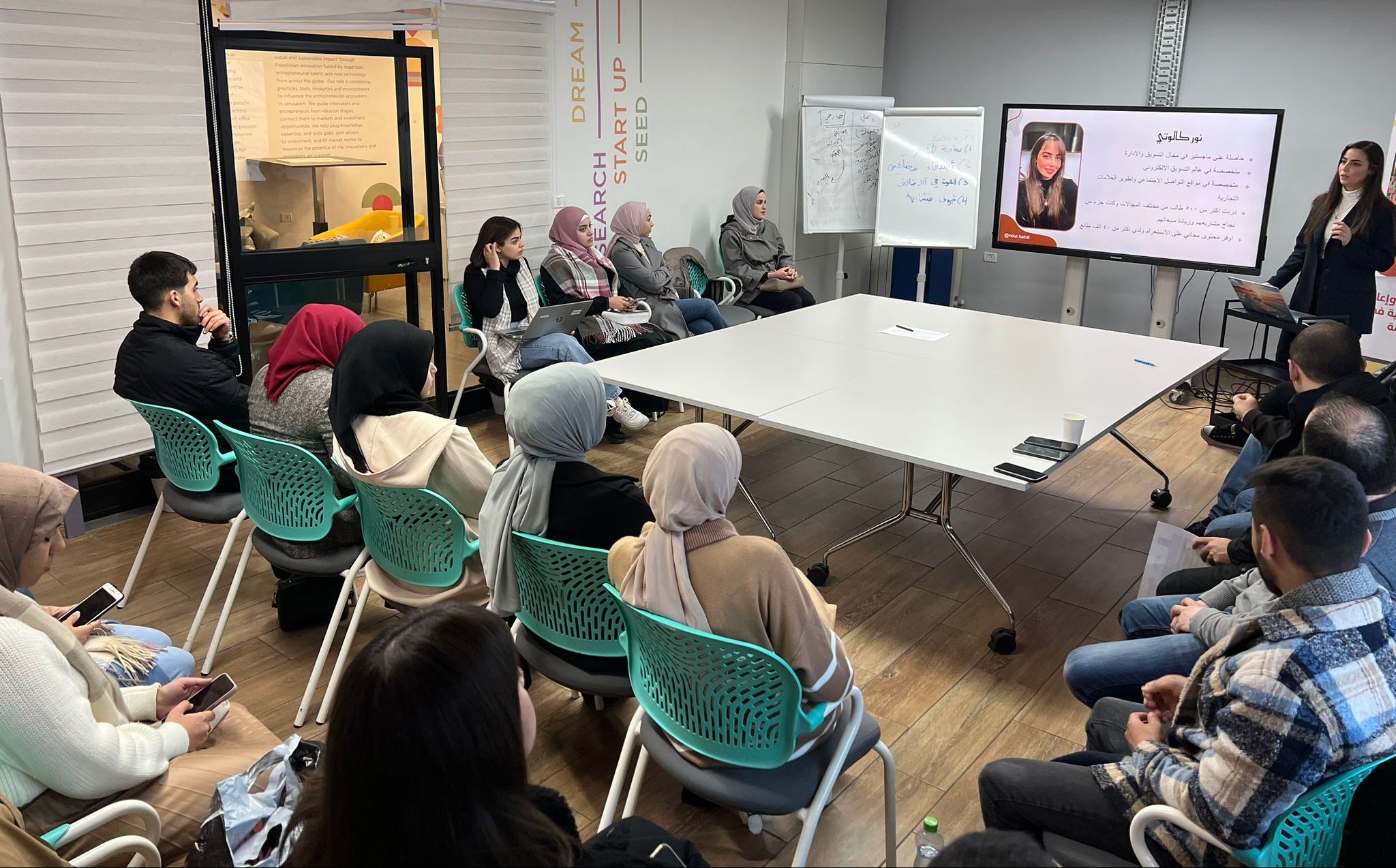 تدشين برنامج تدريبي لتطوير مهارات التجار في البلدة القديمة: خطوة جديدة نحو تمكين المحال التجارية